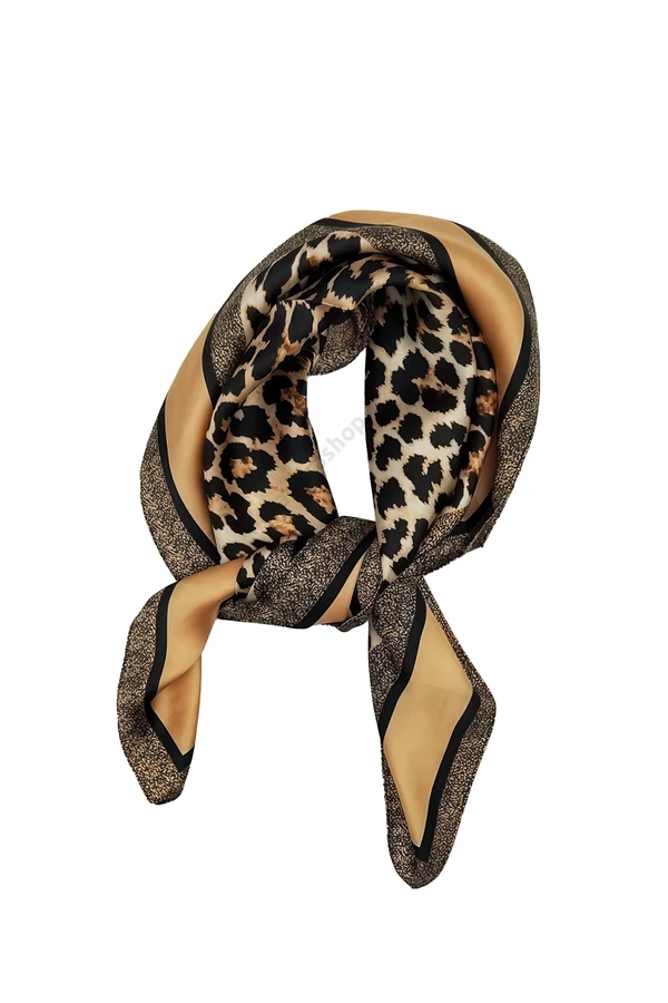 Ada leopármintás kendő