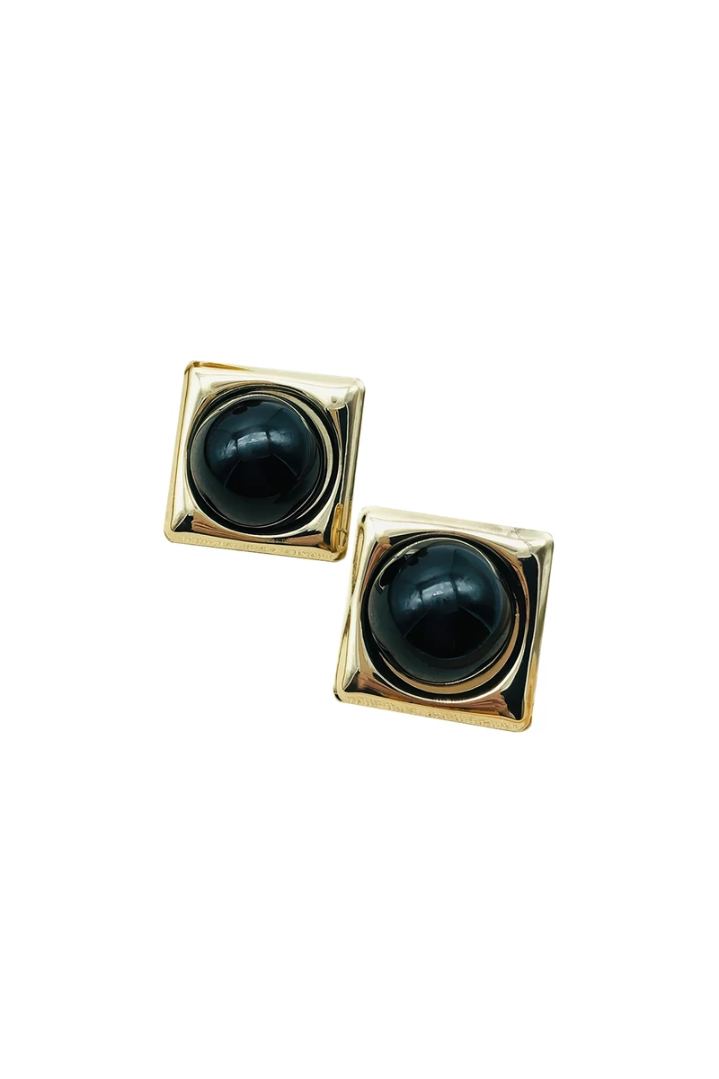 Marie fekete fülbevaló